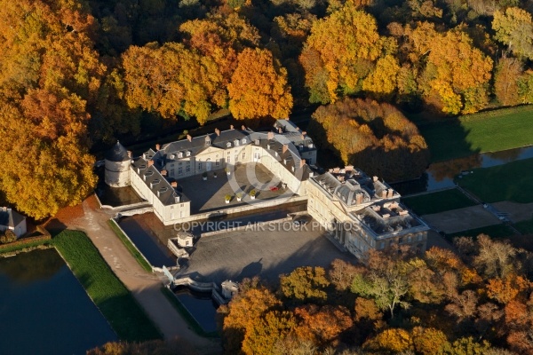 Château du marais vue du ciel en Automne