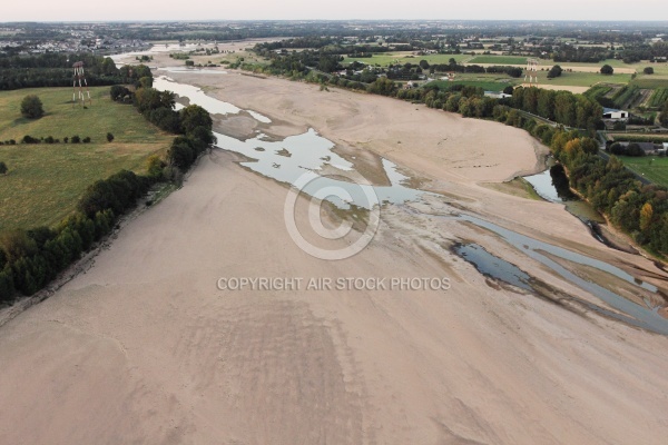 La Loire asséchée vue du ciel entre Ancenis et Varades