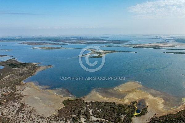 Photo aérienne des étangs de petite Camargue la Mer