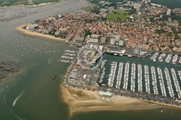 vue aérienne du port de plaisance d Arcachon, Gironde 33