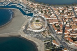 Arènes de Saintes Maries de la Mer vue du ciel