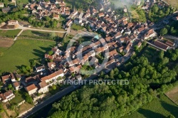 Asquins vue du ciel dans le departement de l Yonne en Bourgogne