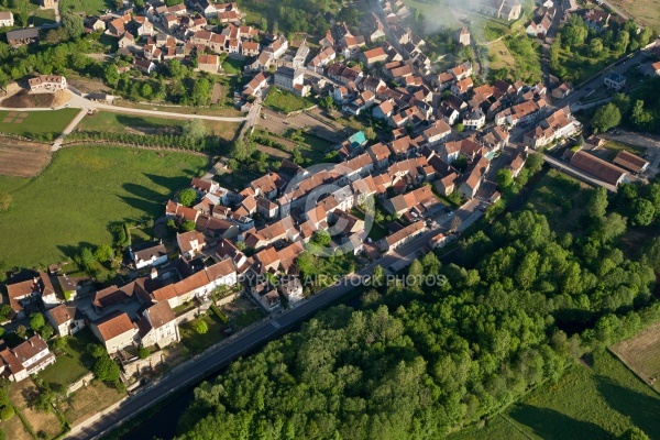 Asquins vue du ciel dans le departement de l Yonne en Bourgogne