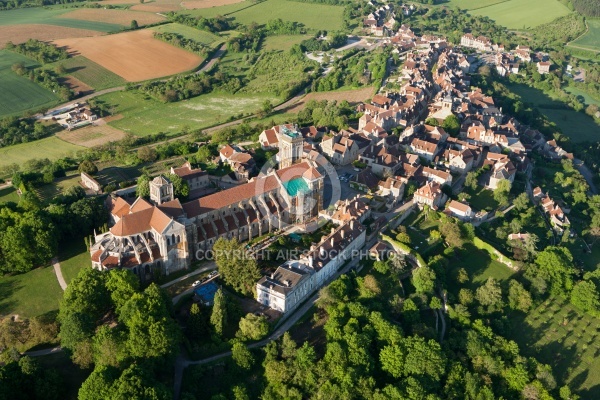 Basilique de Vézelay vue du ciel, departement de l Yonne en Bou