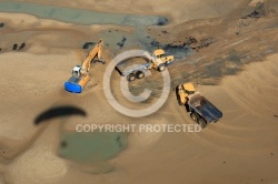 Camions  et pelleteuses sur les dune d Arçais, Vendée 85