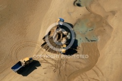 Camions et pelleteuses reconstruisent la dune d Arçais, Vendée 