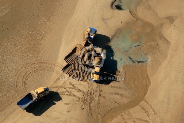 Camions et pelleteuses reconstruisent la dune d Arçais, Vendée 