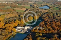 Château du marais vue du ciel en Automne