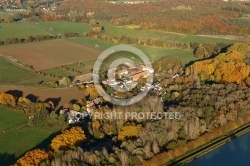 Château du marais vue du ciel en Automne