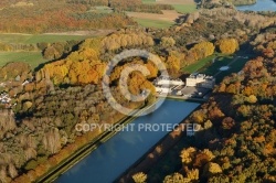 Château du marais vue du ciel en Automne