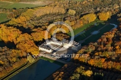 Château du marais vue du ciel en Automne