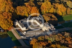 Château du marais vue du ciel en Automne