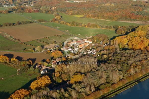 Château du marais vue du ciel en Automne