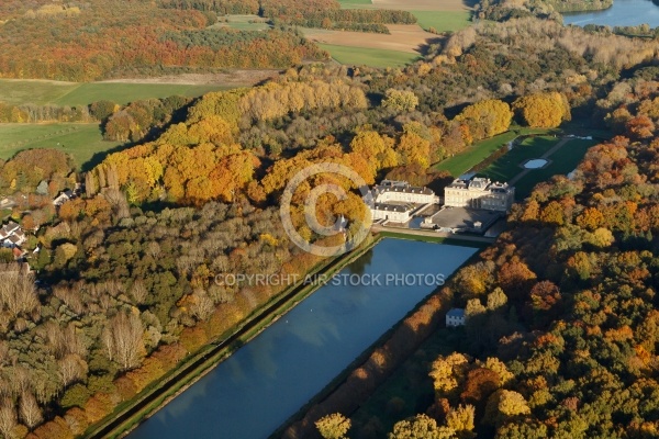 Château du marais vue du ciel en Automne