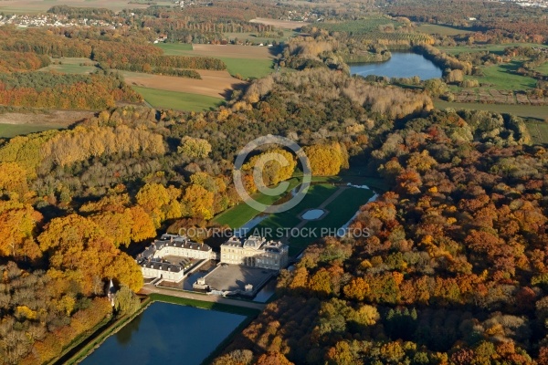 Château du marais vue du ciel en Automne