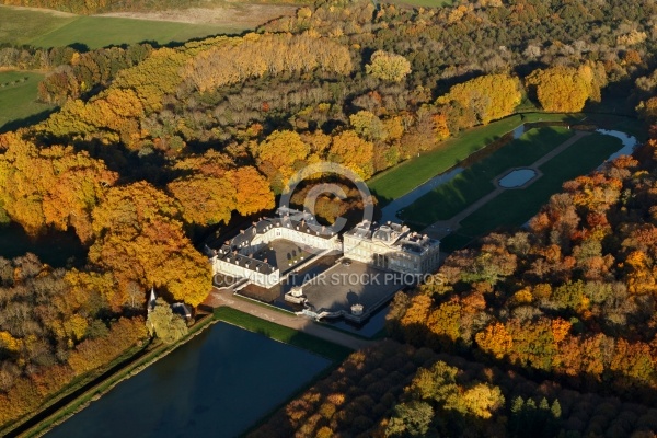 Château du marais vue du ciel en Automne