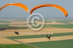 Deux  paramoteurs au dessus d ABlis 78