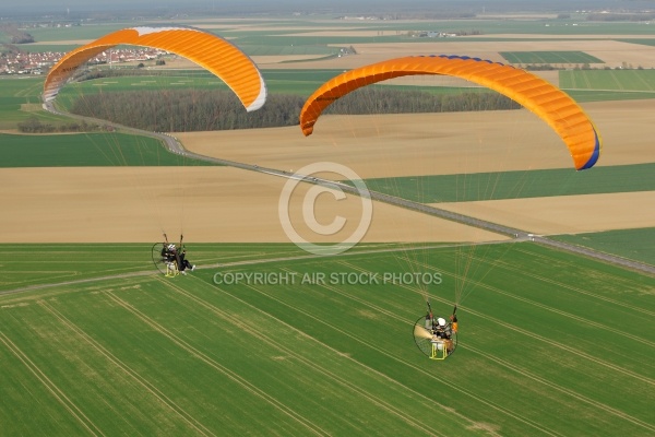 Deux  paramoteurs au dessus d ABlis 78