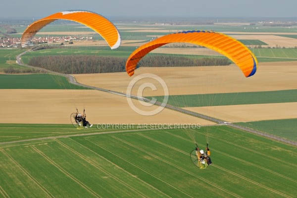 Deux  paramoteurs au dessus d ABlis 78