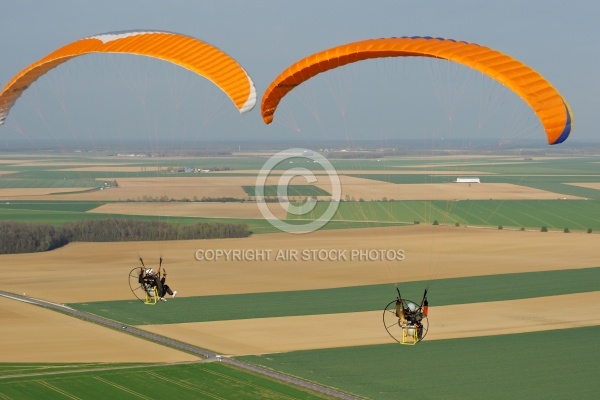 Deux  paramoteurs au dessus d ABlis 78