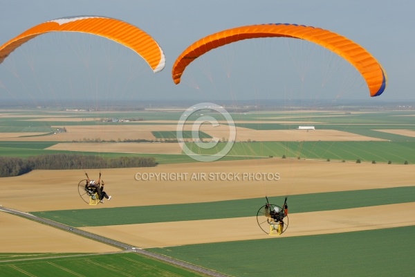 Deux  paramoteurs au dessus d ABlis 78