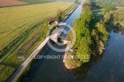 Ecluse de Ravereau vue du ciel à Merry-sur-Yonne en Bourgogne