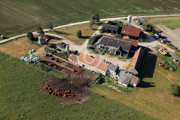 Ferme agricole à Sully-sur-Loire vue du ciel