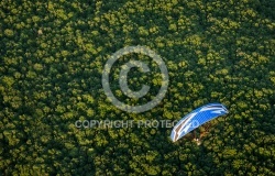 Forêt de Saint-chéron survolée par un paramoteur vue du ciel