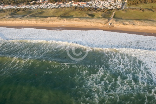 houle et surf à Brétignolles-sur-Mer vue du ciel