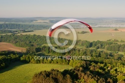 La bourgogne vue du ciel en paramoteur au dessus de l yonne