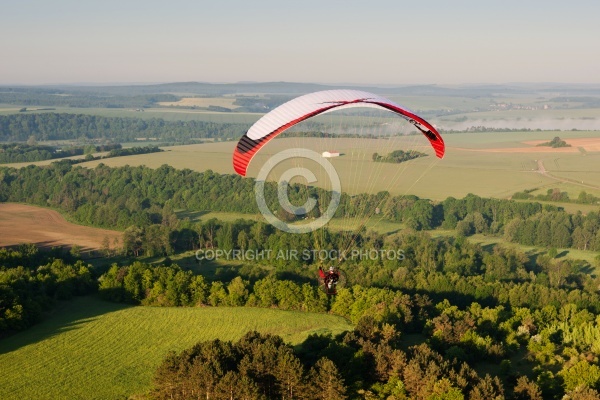 La bourgogne vue du ciel en paramoteur au dessus de l yonne