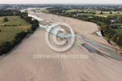 La Loire asséchée vue du ciel entre Ancenis et Varades