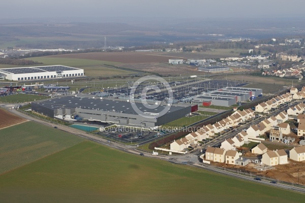 Lotissement et hypermarché à Etampes 91 vu du ciel