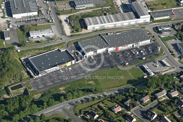 Maintenon vue du ciel, IntermarchÃ© et BricomarchÃ© de Pierres 2