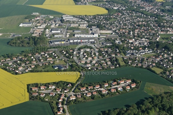 Maintenon vue du ciel, zone commerciale de Pierres 28