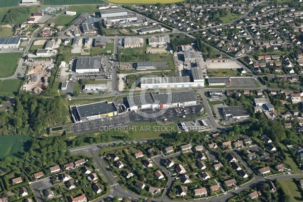 Maintenon vue du ciel, zone commerciale de Pierres 28