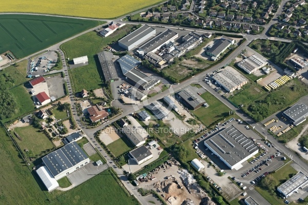 Maintenon vue du ciel, zone commerciale de Pierres 28