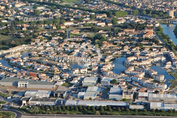 Marina d Aigues-Mortes vue du ciel