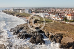 Mer agitée sur La corniche du trou du diable vue du ciel