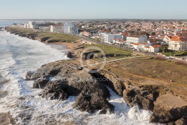 Mer agitée sur La corniche du trou du diable vue du ciel