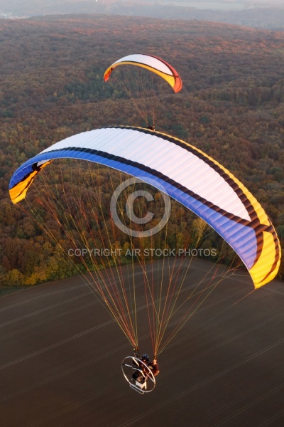 Paramoteur au couché du soleil