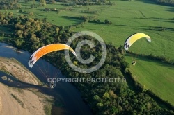 Paramoteur au dessus de la Loire