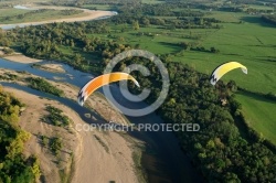 Paramoteur au dessus de la Loire