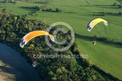 Paramoteur au dessus de la Loire