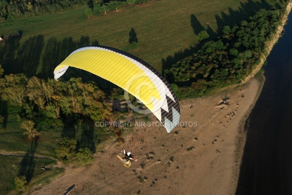 Paramoteur au dessus de la Loire