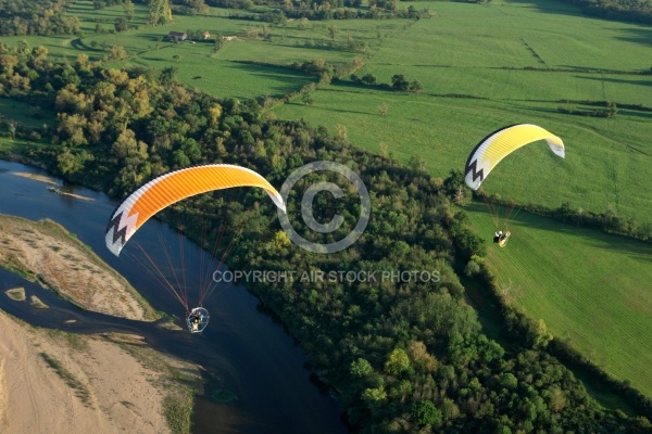 Paramoteur au dessus de la Loire