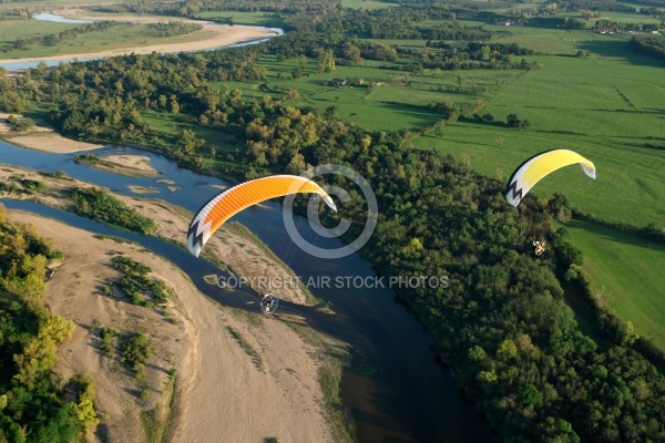 Paramoteur au dessus de la Loire