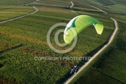 Paramoteur au dessus des vignes de Sancerres 18