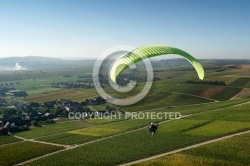 Paramoteur au dessus des vignes de Sancerres 18