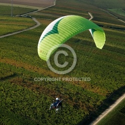 Paramoteur au dessus des vignes de Sancerres 18